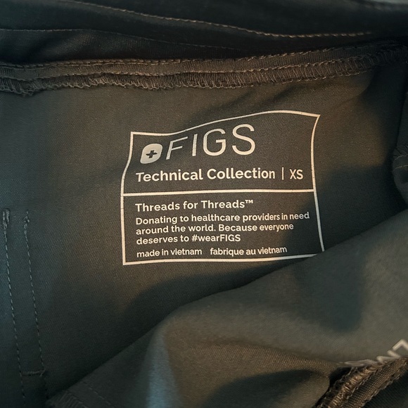 FIGS Women’s Scrub Set - Picture 4 of 6